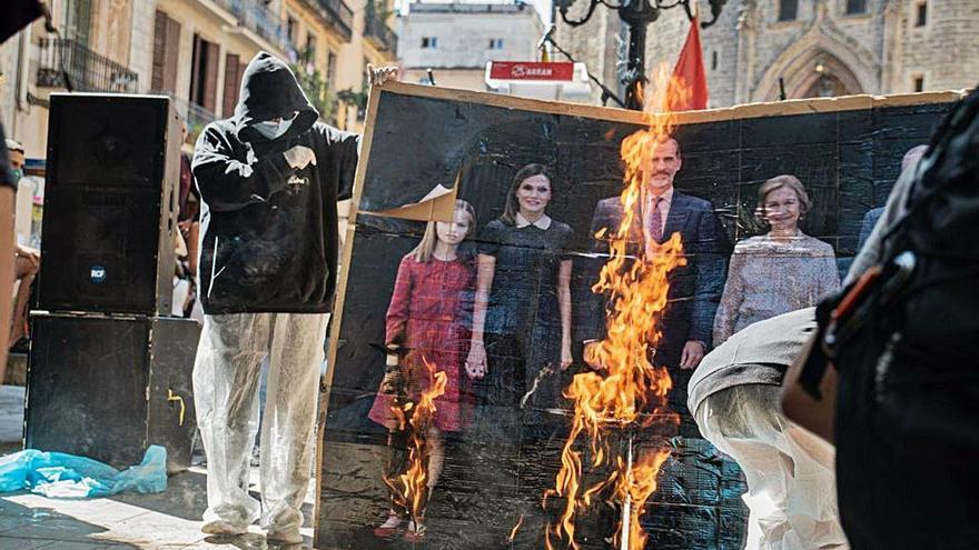 Arran crema una fotografia de la família reial durant l&#039;acte polític  de la Diada