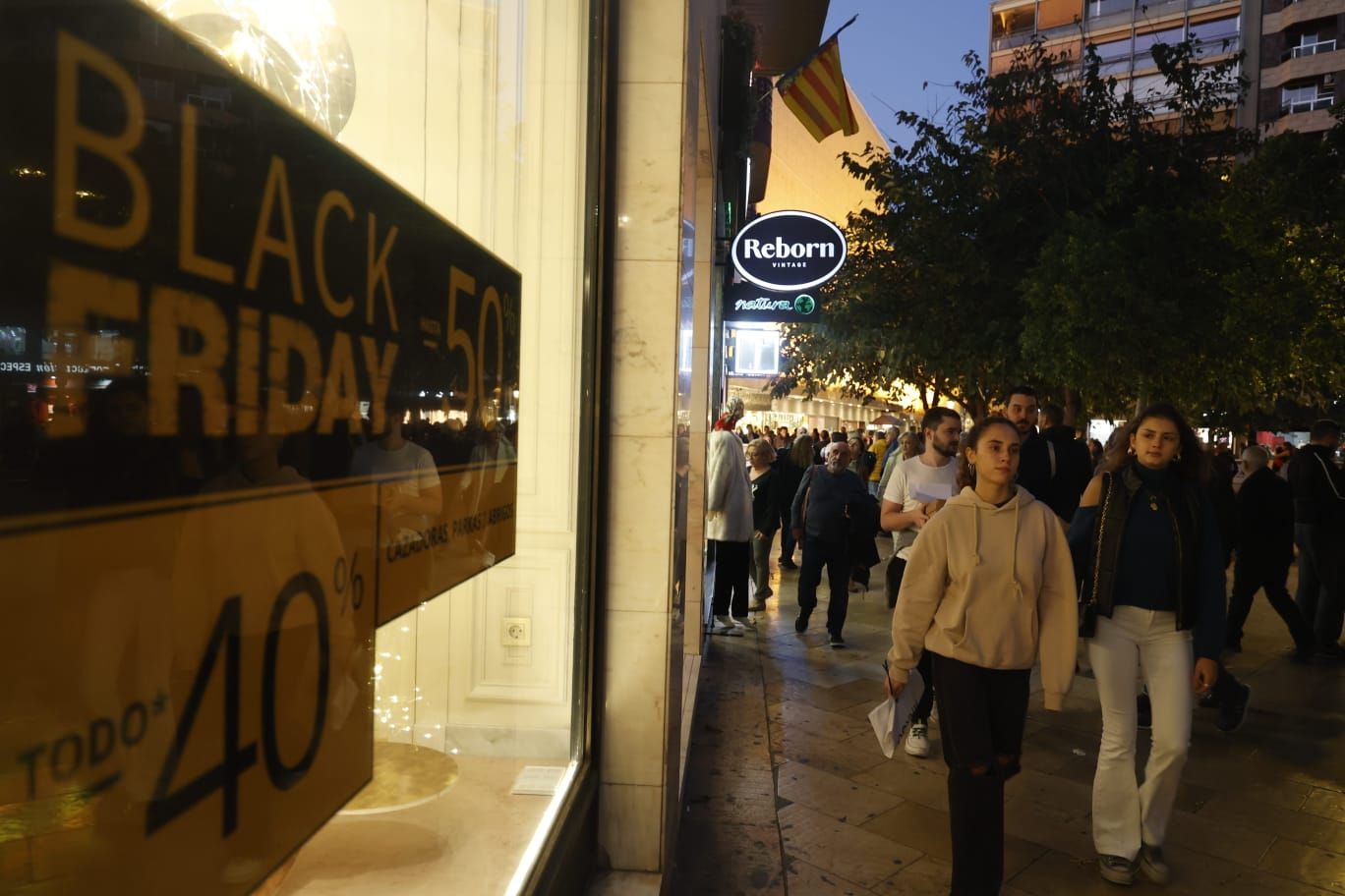 Fiebre por el Black Friday: una marea de gente abarrota la calle Colón