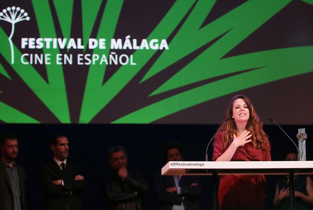 El premio que entrega La Opinión de Málaga le fue entregado a la directora peruana Clauida Llosa en la gala celebrada en el Teatro Cervantes