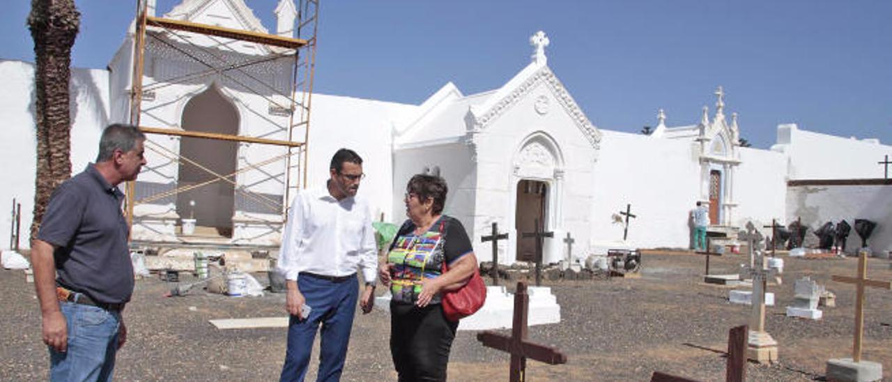 El concejal Eugenio Robayna, el alcalde de Teguise, Oswaldo Betancort y la directora del Archivo, María Dolores Rodríguez, visitando las obras.