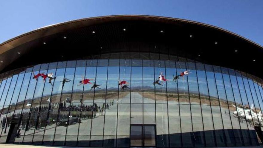 Artistas bailan en la fachada de la terminal para vuelos suborbitales en Nuevo México. / mark greenberg / reuters