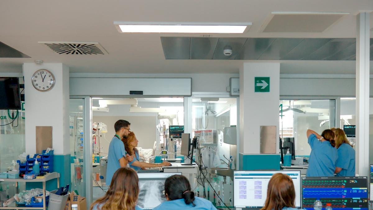 La sanidad es una de las competencias que absorben más recursos, imagen de la UCI del Hospital Virgen del Rocío de Sevilla. SALUD JUNTA DE ANDALUCÍA