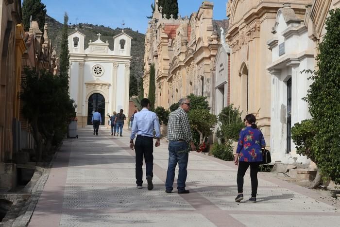 Día de Todos los Santos en el cementerio de Lorca