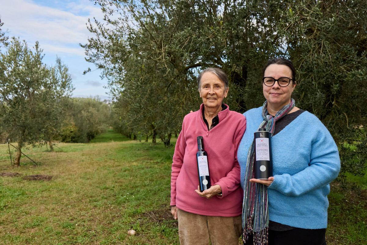 Carme Salvadó i Cristina Murio, mare i filla, als terrenys de Mas Auró.