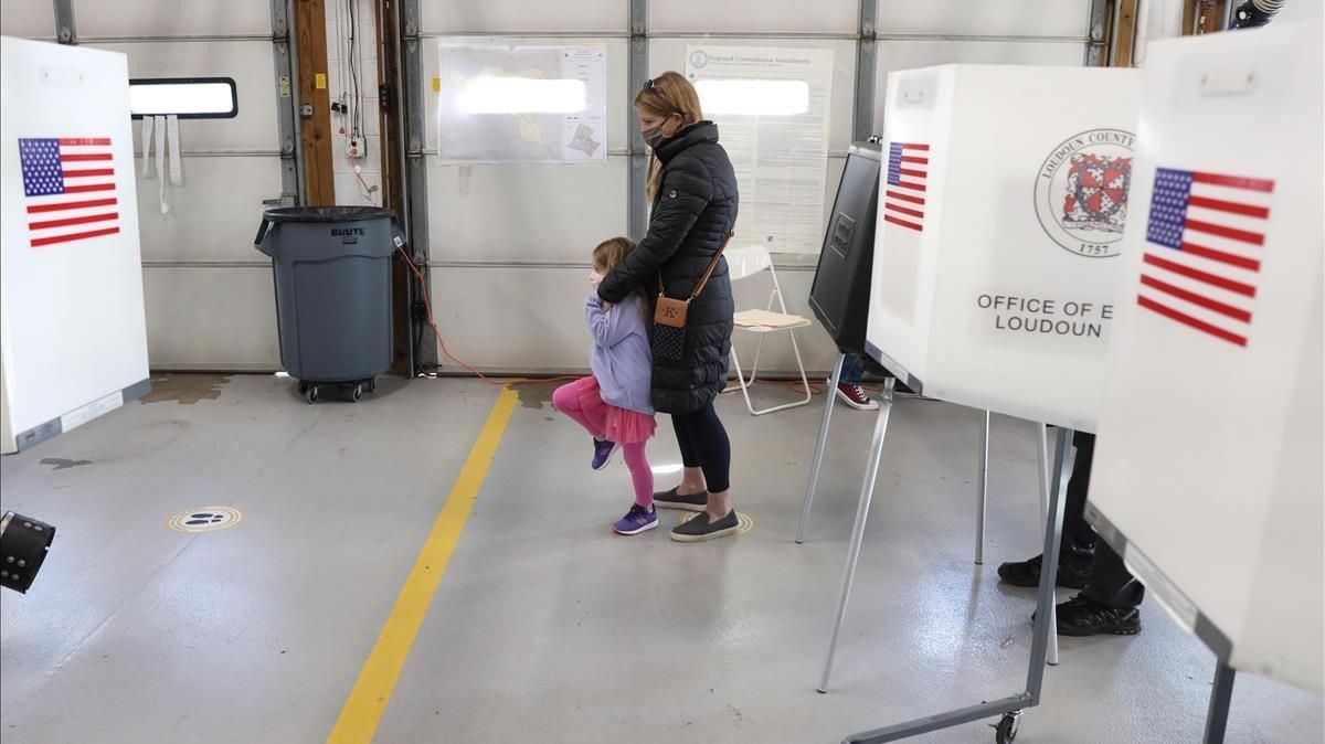 Esperando poder votar dentro de la estación de bomberos de Purcellville, Virginia.