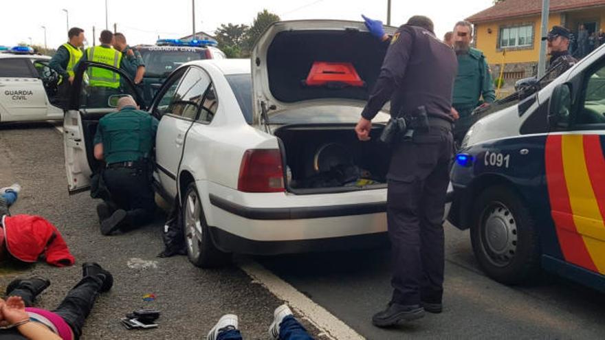 La Guardia Civil persigue a los ladrones de una joyería  de Ordes a Sigüeiro