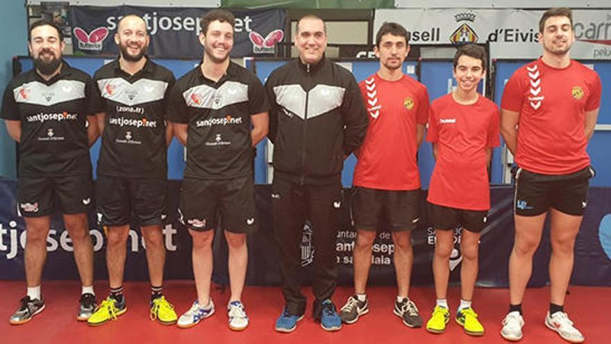 Los jugadores del Sant Josep-Sant Jordi, a la izquierda.