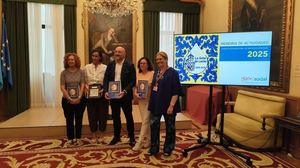 De izquierda a derecha, Ana Núñez, jefa de la división de Acción Social, Covadonga Landín, directora de la Fundación, Guzmán Pendás, presidente, la socióloga y responsable de la memoria, Beatriz Galán y María Teresa Álvarez Carrio, jefa de división de Promoción Social posan con ejemplares de la memoria de 2025 de la Fundación Municipal de Servicios Sociales.