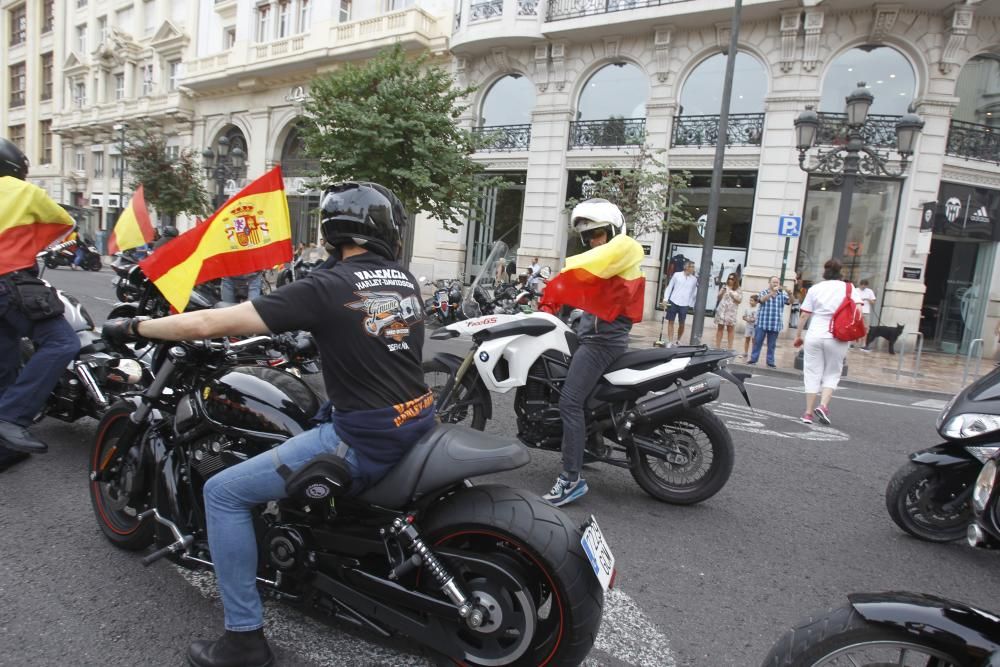 Caravana de vehículos con banderas españolas en València