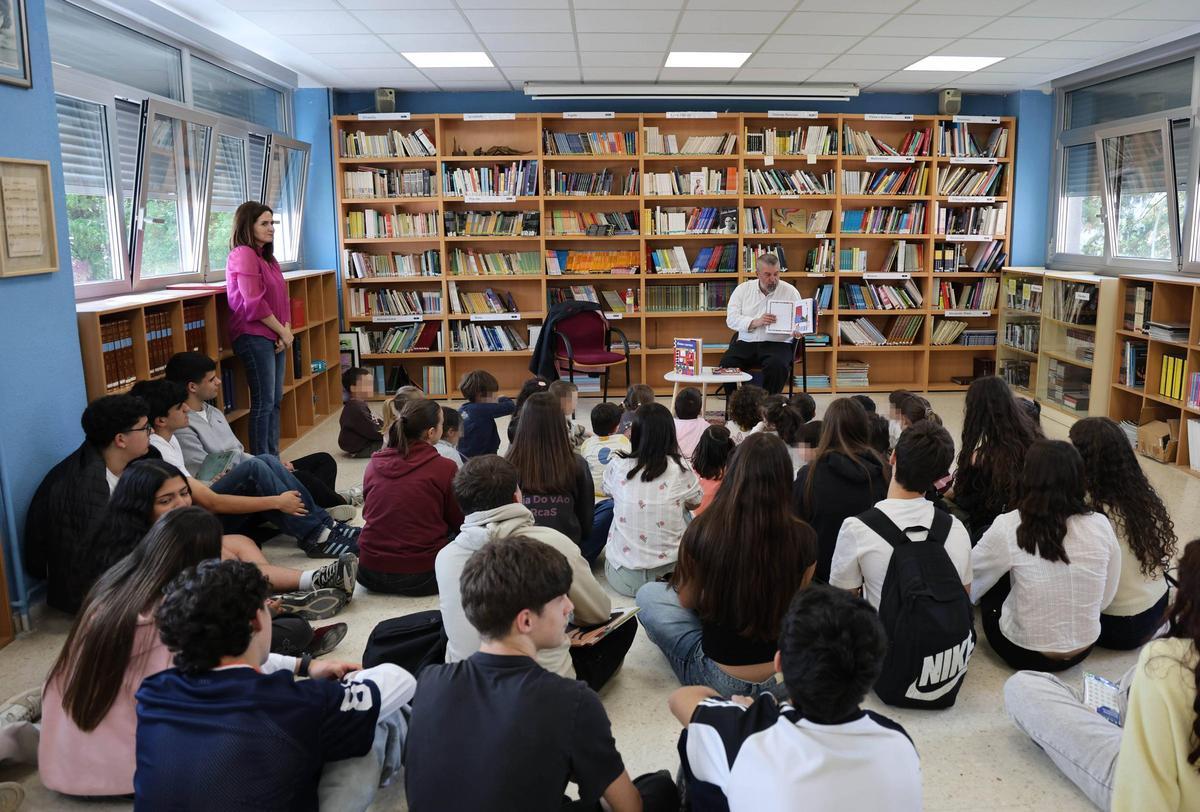 El IES Álvaro Cunqueiro animó a la lectura con la presencia del escritor y editor Manuel Bragado
