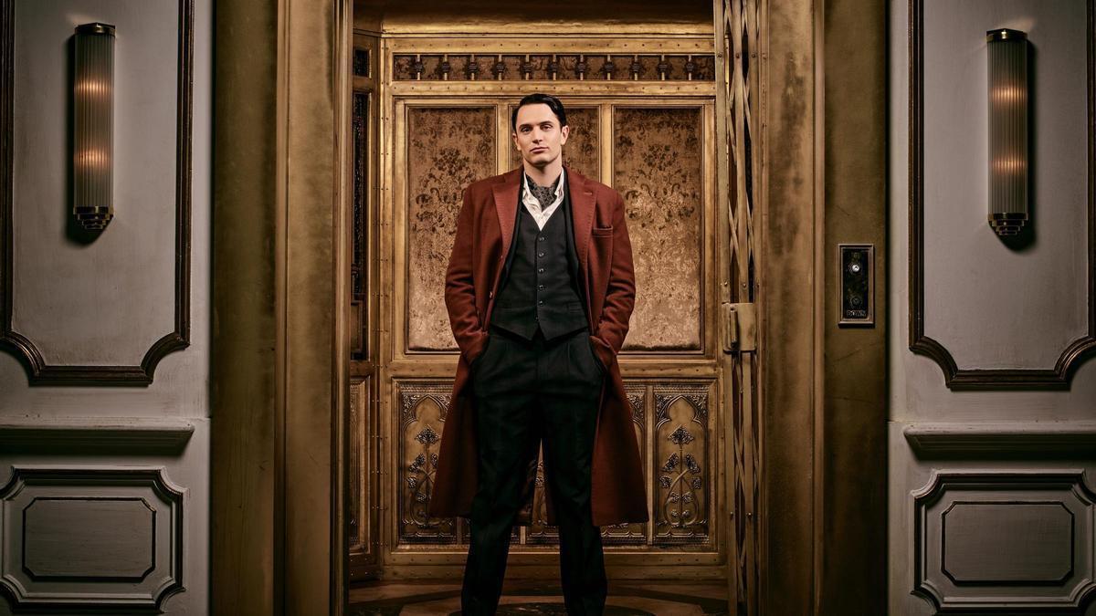 Colin Woodell en un fotograma de la sèrie