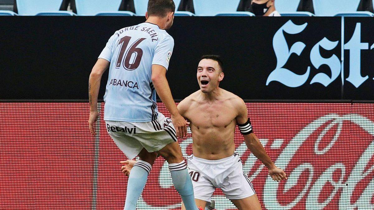 Iago Aspas celebra con Jorge Sáenz el gol del empate anotado del falta directa por el goleador moañés.