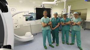 Desde la izq., los doctores Encisa de Sá, López Arquillo, Vidal Rey y Legarra, en el quirófano híbrido. / Pablo Hernández Gamarra