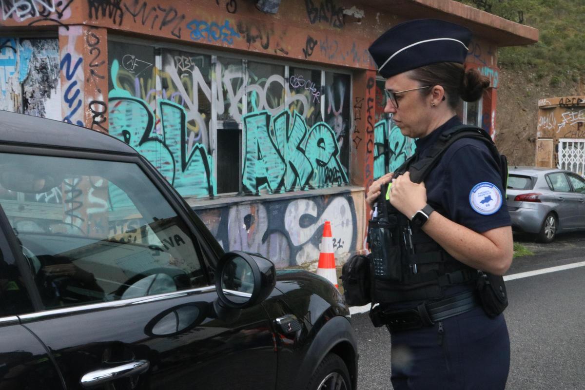 Una agent durant un control a Cervera de la Marenda.