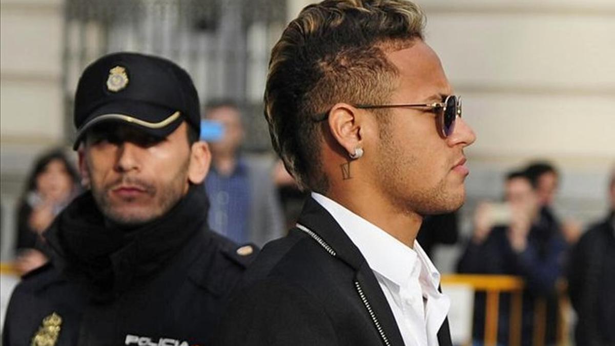 Neymar, a su entrada en la Audiencia Nacional