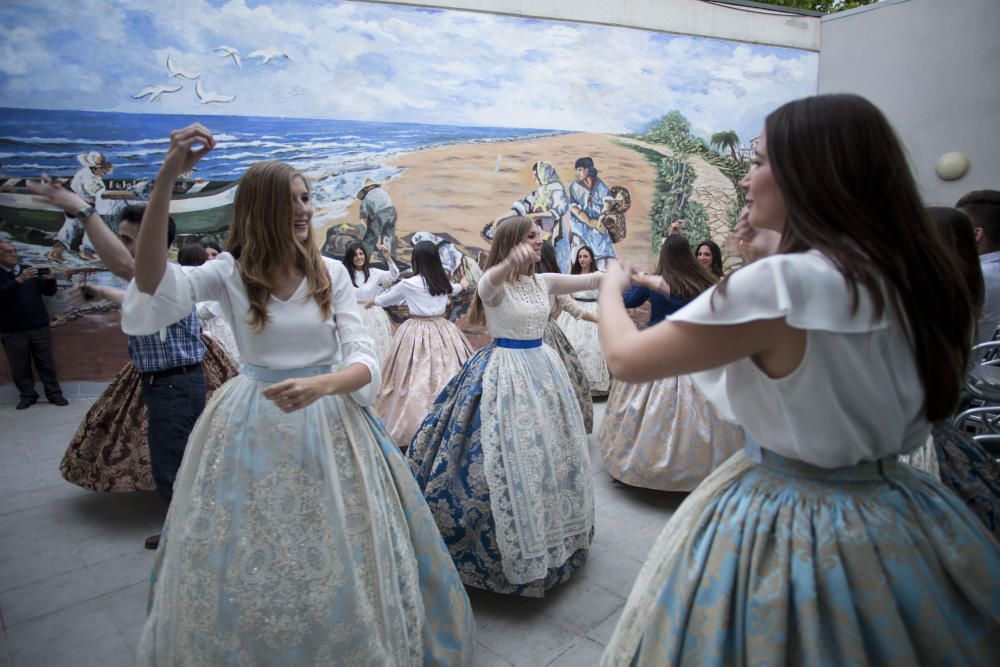 Ensayo de la Dansà con la fallera mayor y la corte