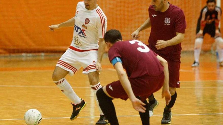 Chivu controla un balón, ayer en el Ángel Nieto.