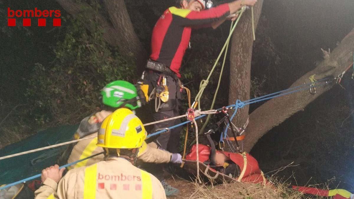 Los Bombers rescatan a una persona que cayó por un barranco de 25 metros en Castellà del Vallès