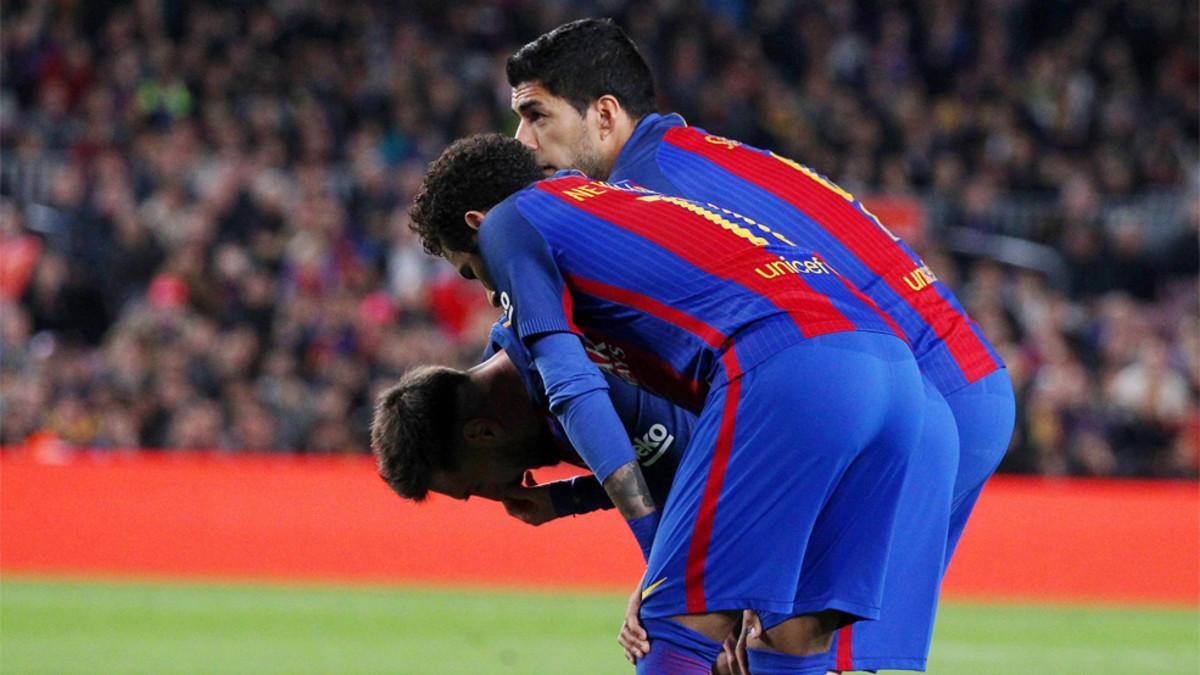 Leo Messi, Neymar Junior y Luis Suárez preparan una jugada ensayada durante el Barça-Valencia de la Liga 2016/17