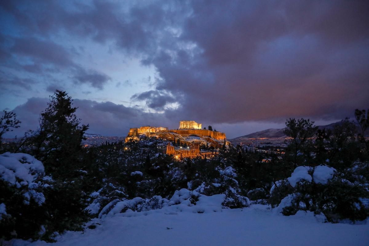 El Partenón en la cima de la Acrópolis, tras una intensa nevada en Atenas.