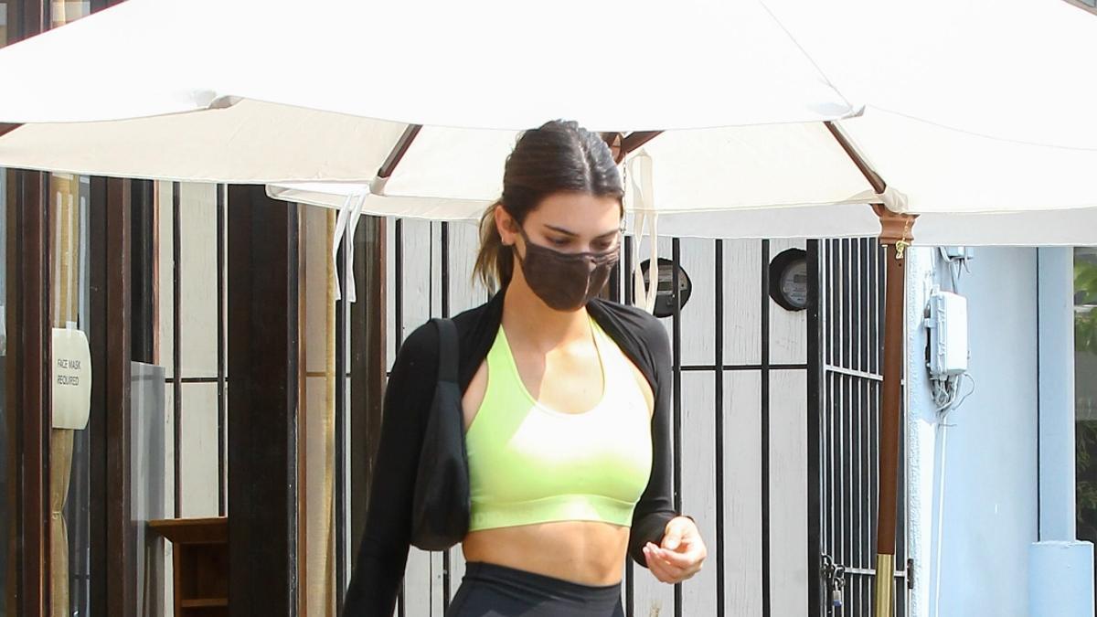 Kendall Jenner con mallas negras y top deportivo flúor