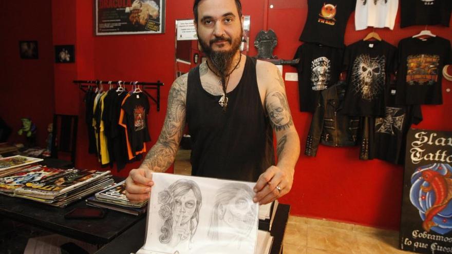 Niko, principal tatuador del estudio Slave Tattoo, muestra una de sus obras.