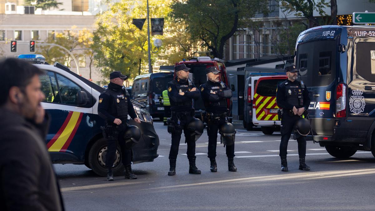 Varios agentes de Policía Nacional en las inmediaciones de la Embajada de EEUU en Madrid.
