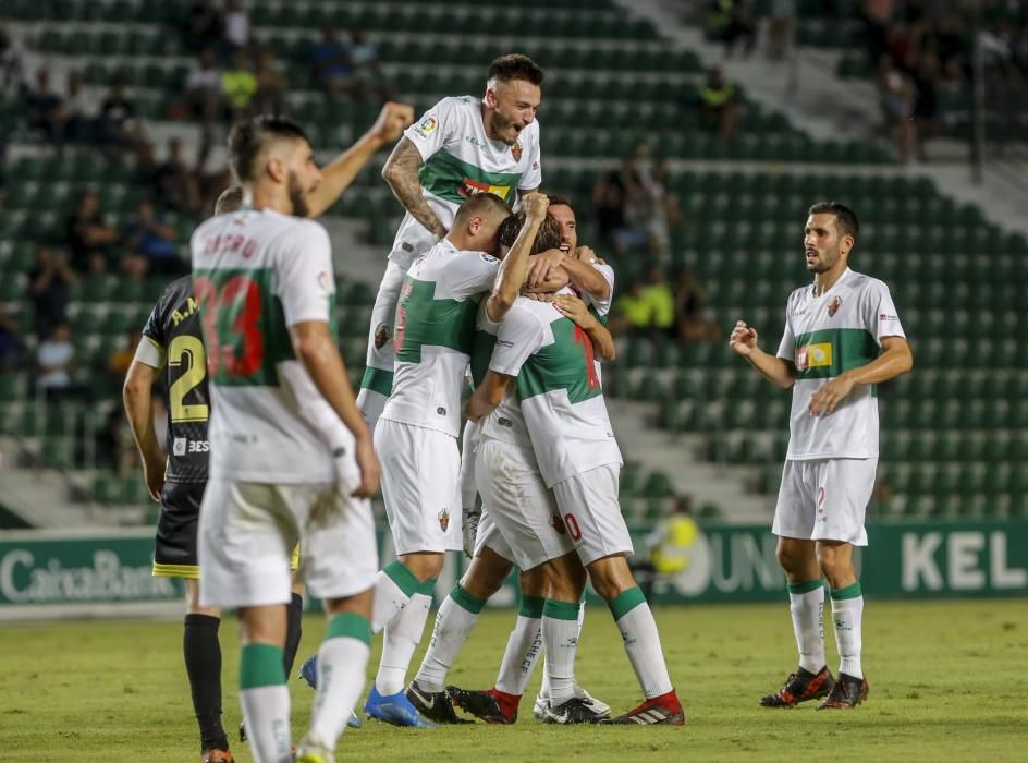 El Elche ahoga las penas de la Liga en la Copa (2-1)