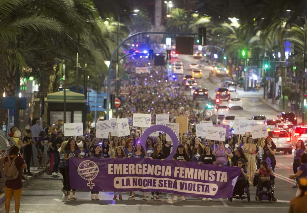 “No es no, lo demás es violación” y “La tumba del machismo, Alicante será”, son algunas de las consignas que se escuchado por las calles de la ciudad