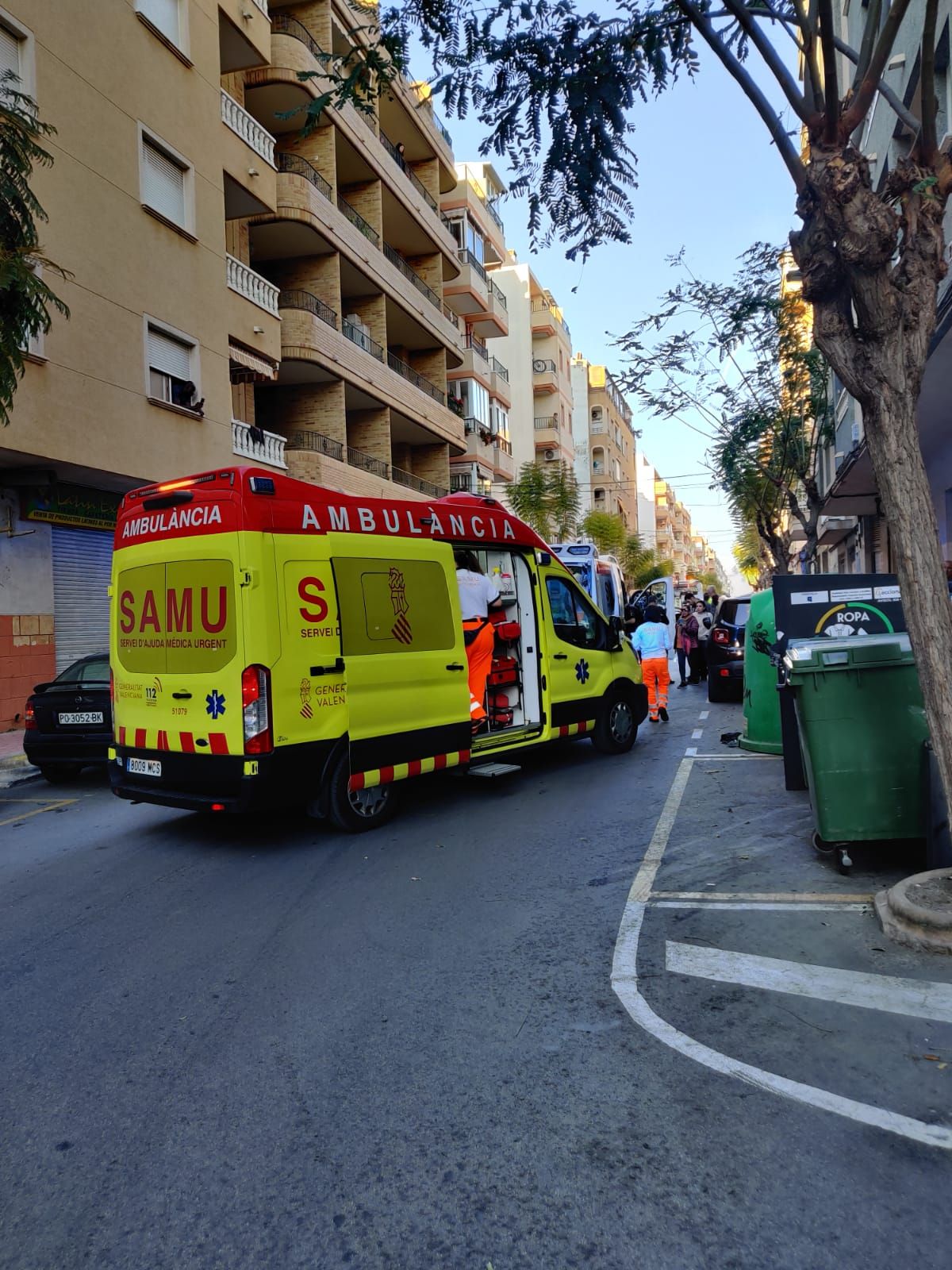 Tres heridos, cinco coches con daños y una terraza destrozada en un aparatoso accidente en la calle Caballero de Rodas, en el centro de Torrevieja