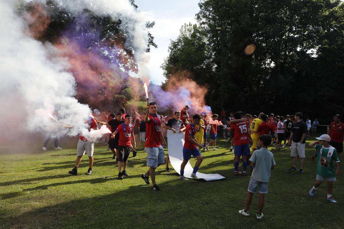 EN IMÁGENES: Así han celebrado Condal, Astur y Andés el ascenso a la Tercera Federación de Asturias