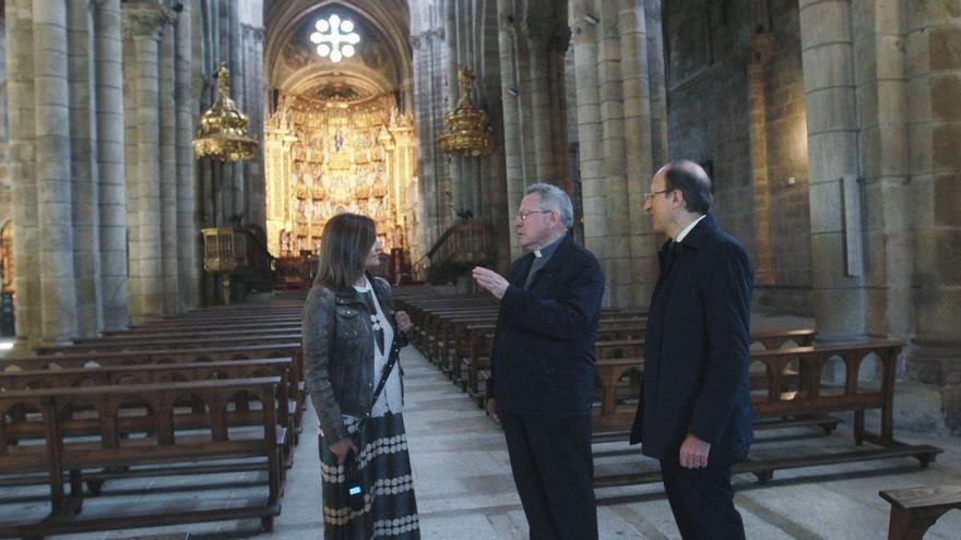 El deán José Pérez Domínguez, ayer departiendo con turistas en la catedral