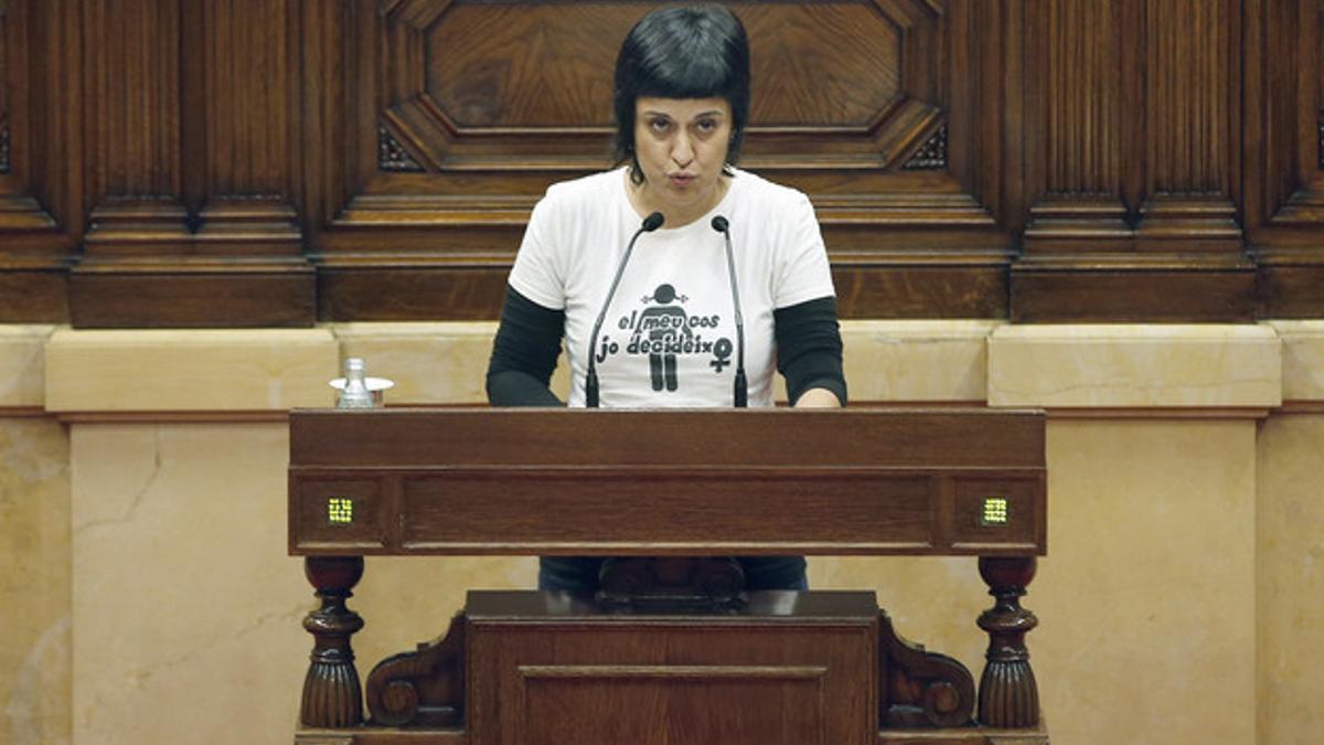 Anna Gabriel pronunciando su discurso en el Parlament