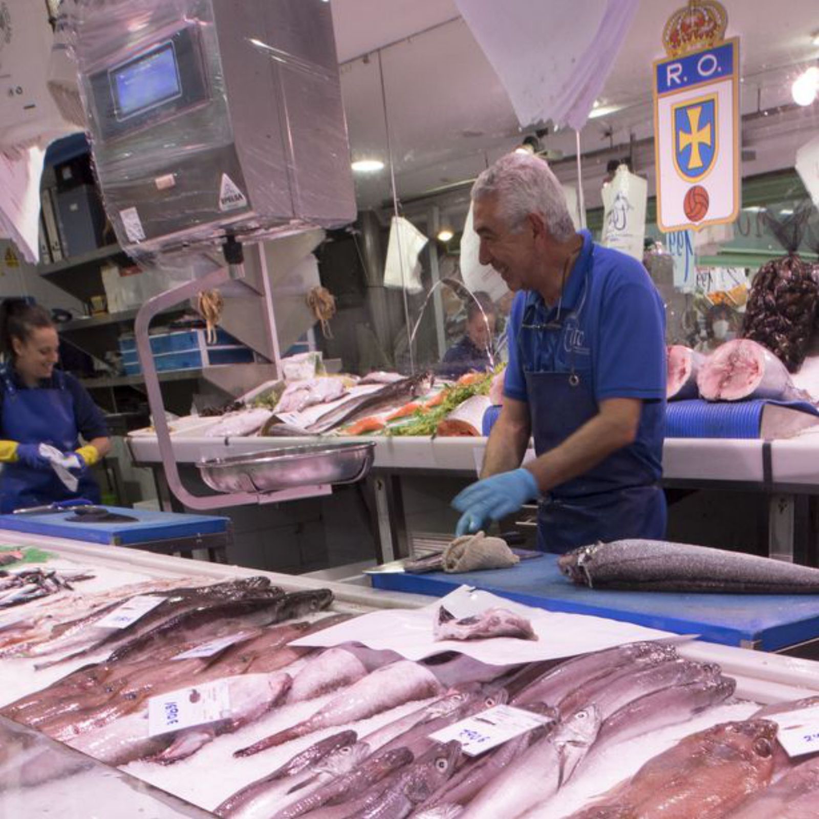  José Ramón Fernández, trabajando detrás del mostrador de Pescados Tito,  en El Fontán (Oviedo).   | MIKI LÓPEZ