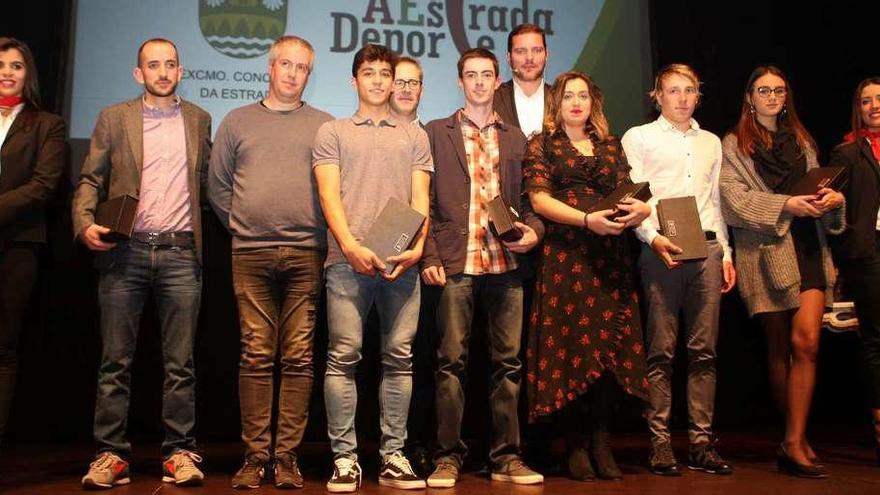 Los premiados en la I Gala do Deporte de A Estrada posan ayer junto a las autoridades. // Bernabé/Ana Agra