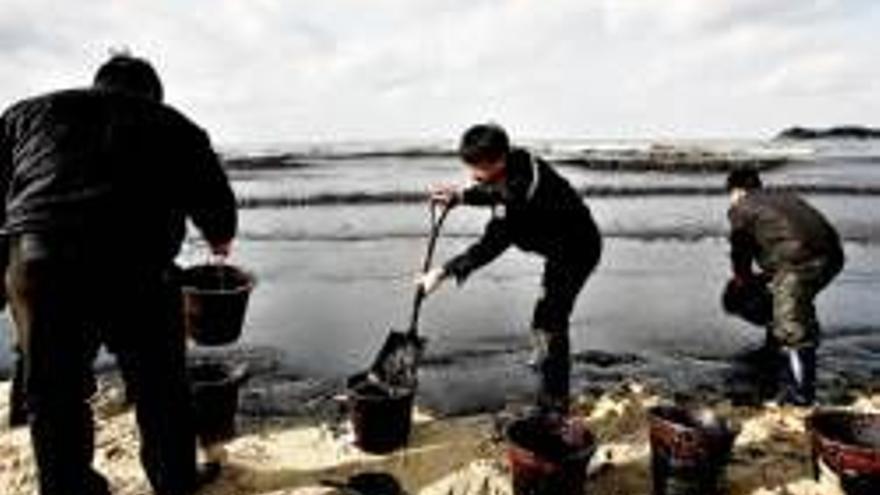 El fuel tiñe la costa surcoreana y amenaza el único parque natural