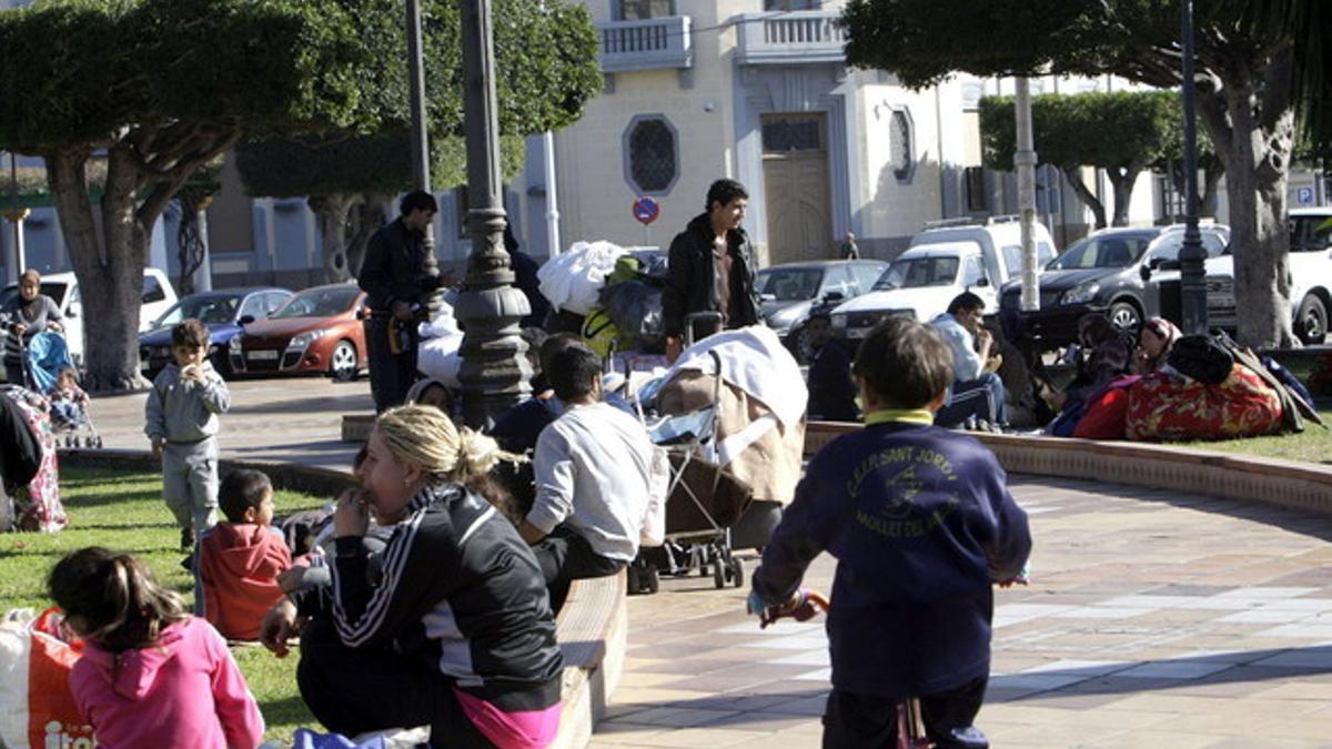 Un grupo de inmigrantes sirios preparan la acampada en la Plaza de España de Melilla, el pasado viernes 27.