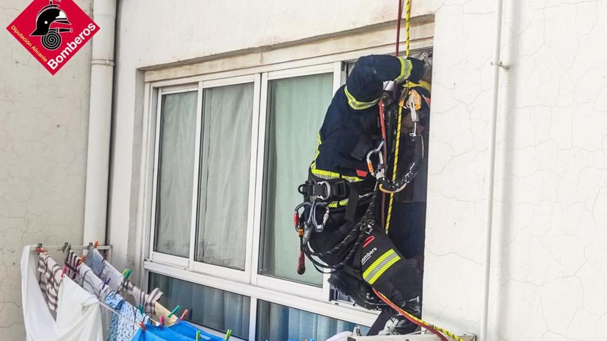 La intervención de los bomberos del Parque Comarcal de Elda para rescatar a la mujer de 80 años.