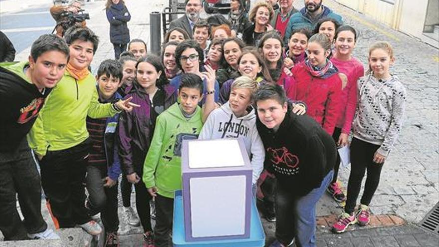 La primera papelera diseñada por un colegio de Plasencia, instalada en una plaza