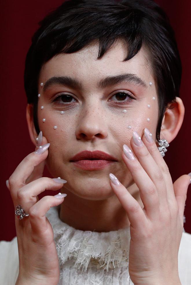 PP Greta Fernández maquillaje con perlas Goya 2020