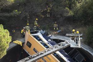 Así han trabajado los bomberos en el accidente de autobús en Pineda