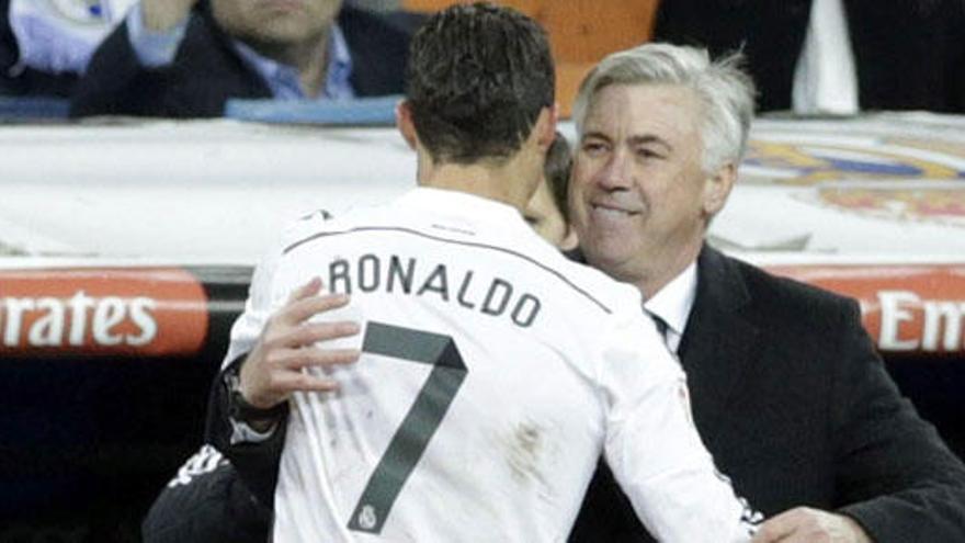 Ancelotti saluda a Cristiano tras cambiarle contra el Celta.