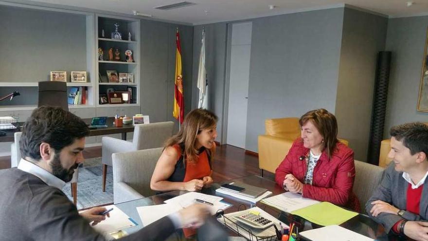 La conselleira, Beatriz Mato (centro) conversa con Lourdes Ucha y José Ramón Gondar, izquierda. // Xunta