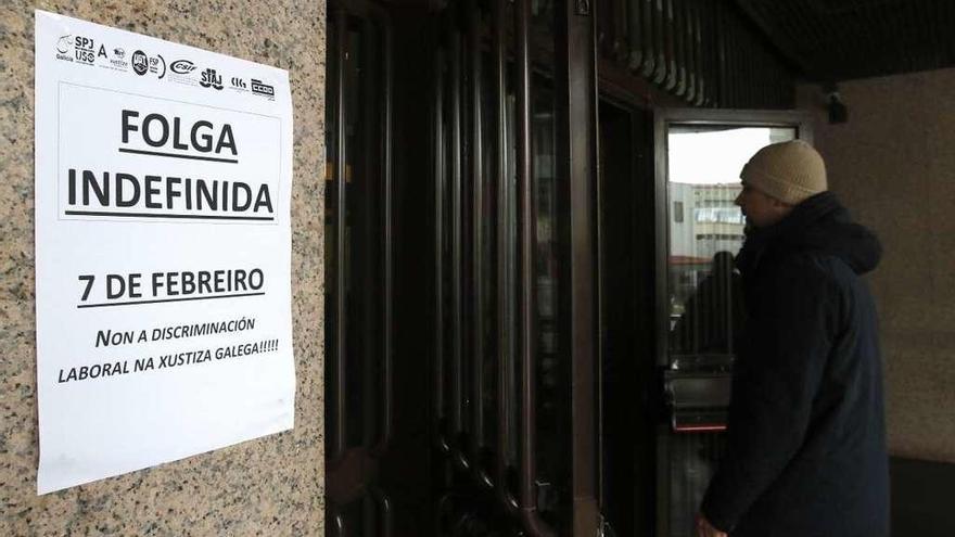 Los carteles en apoyo a la huelga siguen comandando las puertas de los juzgados. // Alba Villar
