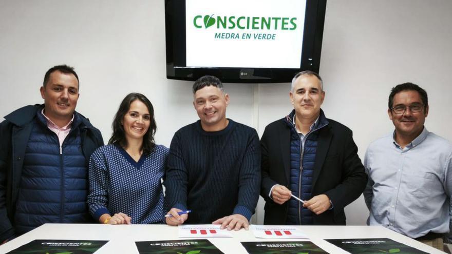 Manu Lourenzo, en el centro, presenta el nuevo servicio. |  FdV