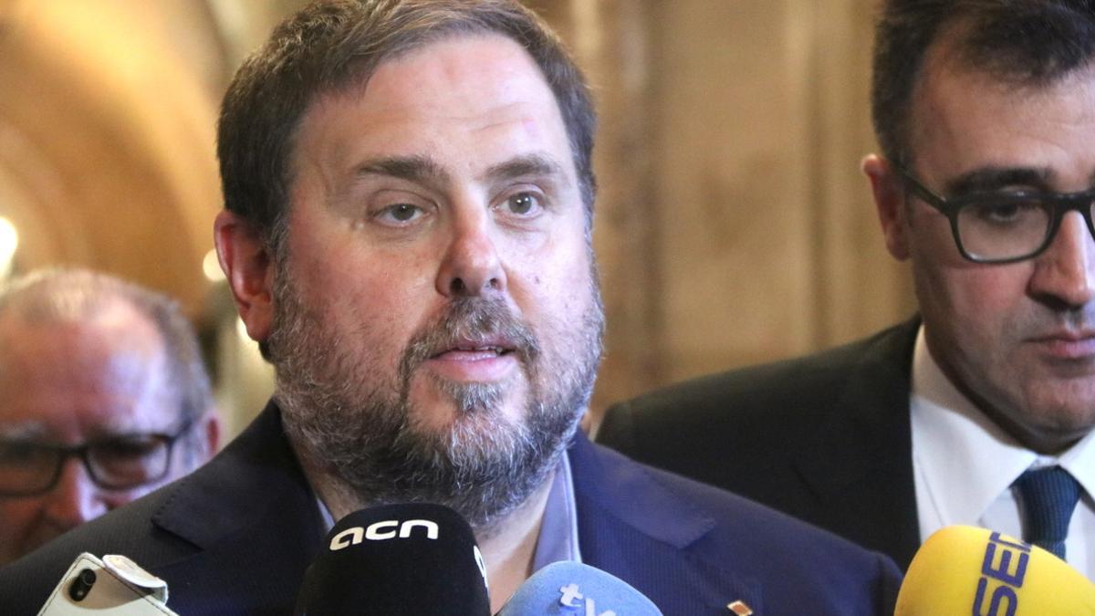 El 'vicepresiden' Junqueras, en los pasillos el Parlament