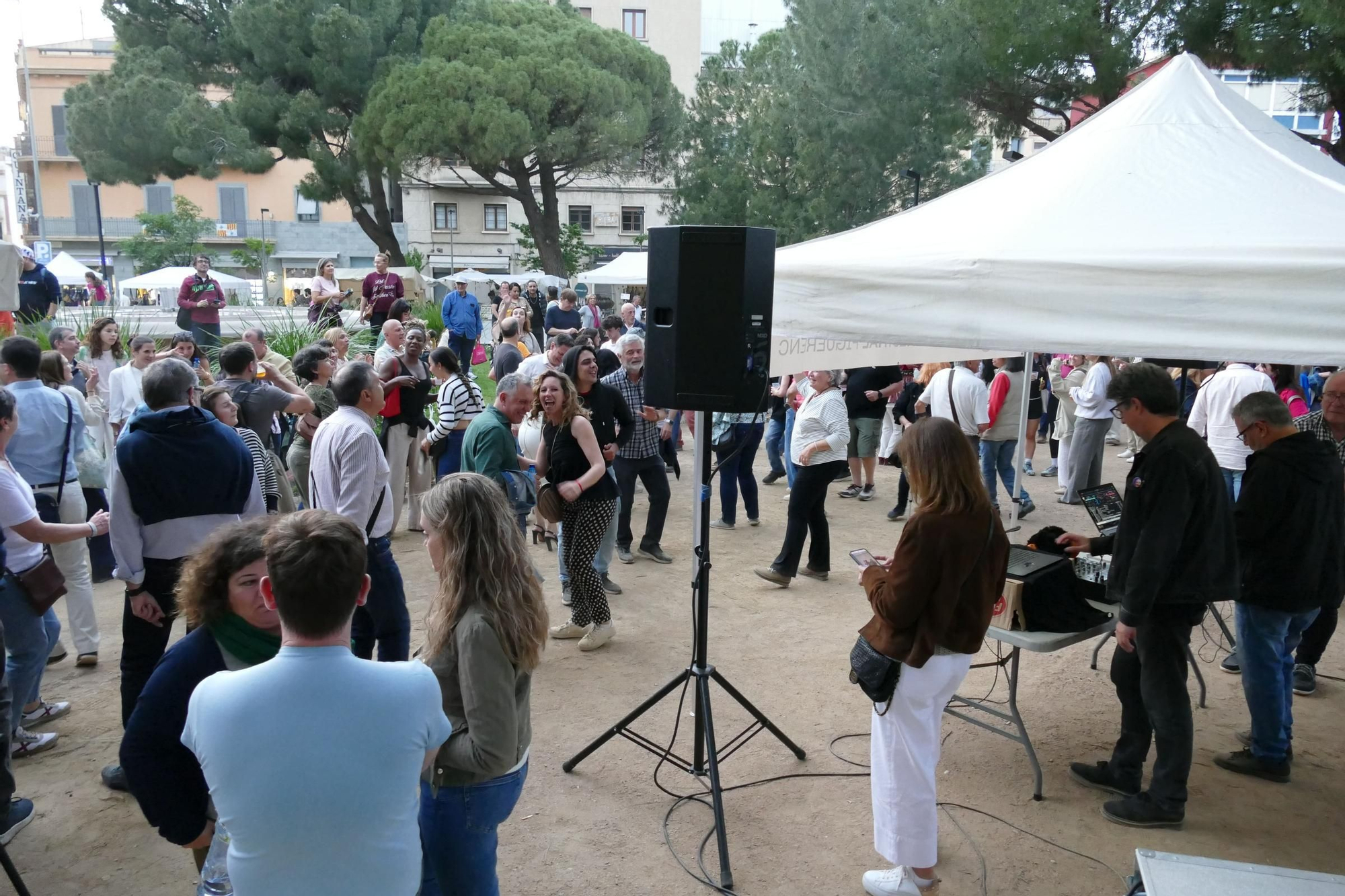 Radio Cassette Night fa moure l'esquelet a desenes de persones per tancar les Fires de l'1 de maig