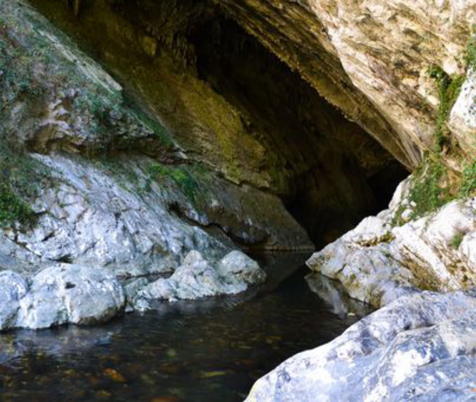Interior de la Cueva Deboyu.