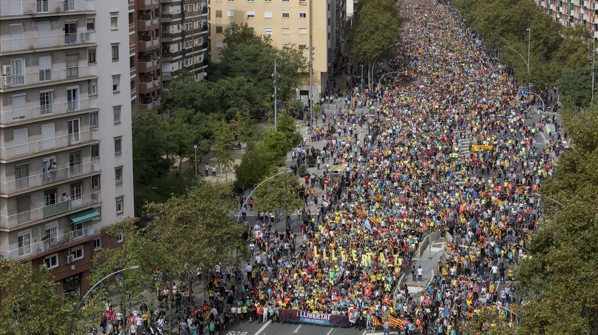 Una de las ’Marxes per la Llibertat’ entrando por la avenida Meridiana de Barcelona.