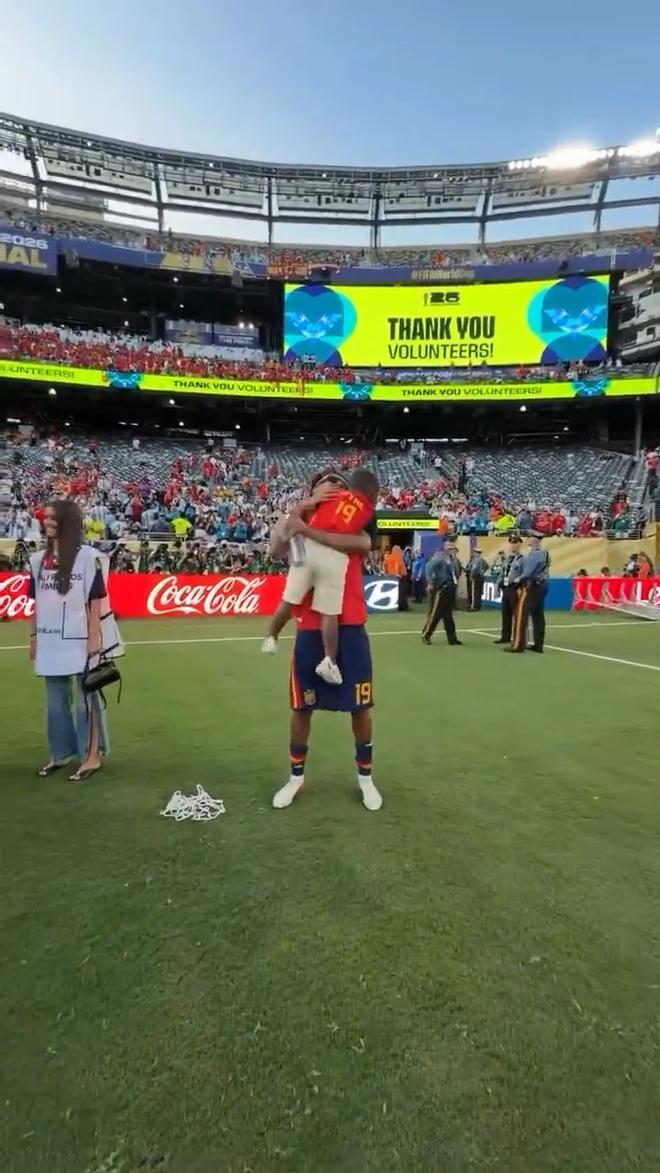 El 'show' de Keyne, hermano de Lamine, durante la celebración de la final: la gorra de policía, bailoteo y la red de la portería